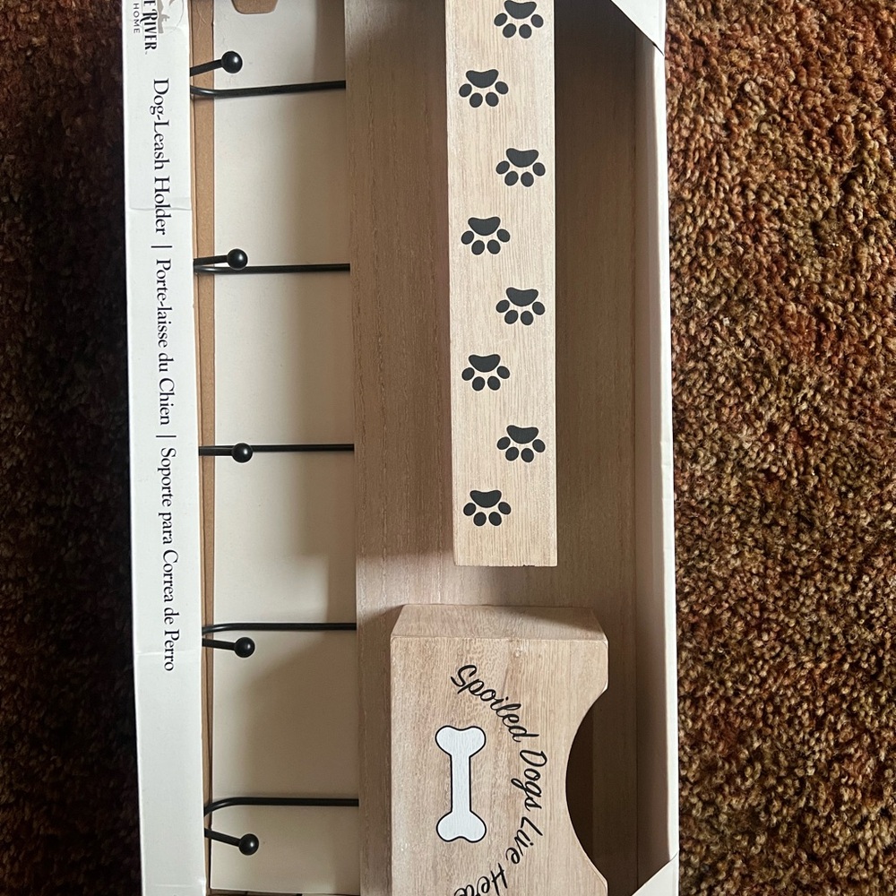 Cabela's Wooden Paw Print Dog Leash Holder - Natural Wood and Black